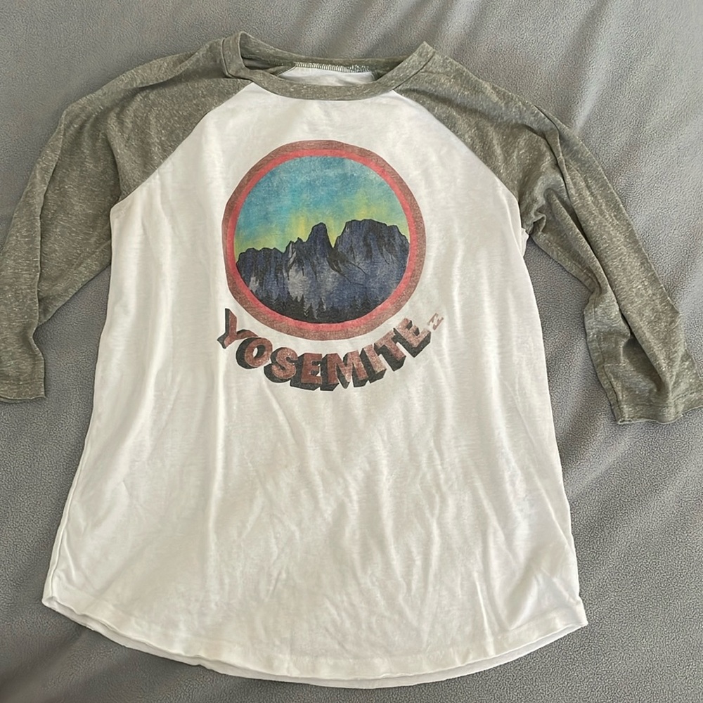 Billabong women’s top size small. Yosemite. Vintage style.